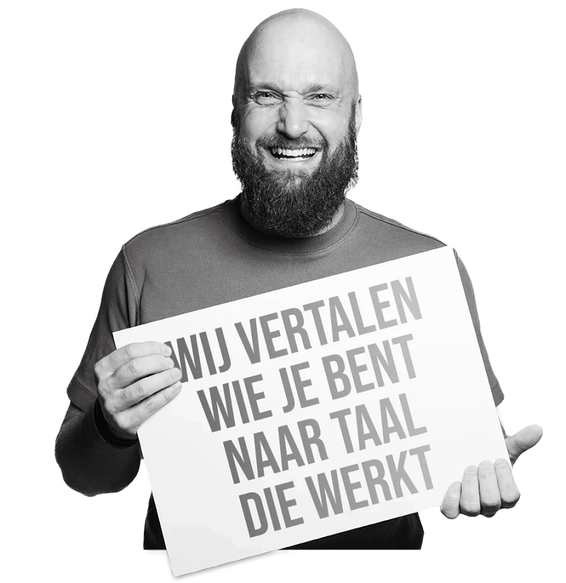 Tim met tekstbord:'Wij vertalen wie je bent naar taal die werkt'